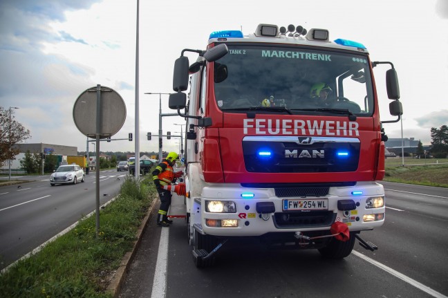 Auto bei Verkehrsunfall auf Wiener Stra�e in Marchtrenk gegen neue Verkehrsampel gekracht