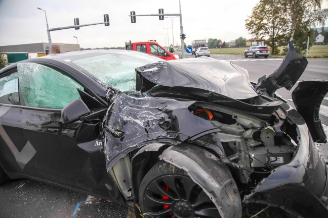Auto bei Verkehrsunfall auf Wiener Stra�e in Marchtrenk gegen neue Verkehrsampel gekracht