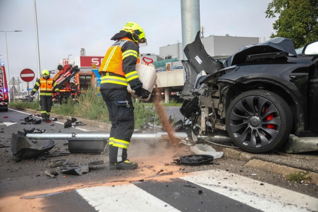 Auto bei Verkehrsunfall auf Wiener Stra�e in Marchtrenk gegen neue Verkehrsampel gekracht