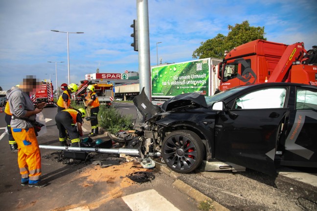 Auto bei Verkehrsunfall auf Wiener Stra�e in Marchtrenk gegen neue Verkehrsampel gekracht