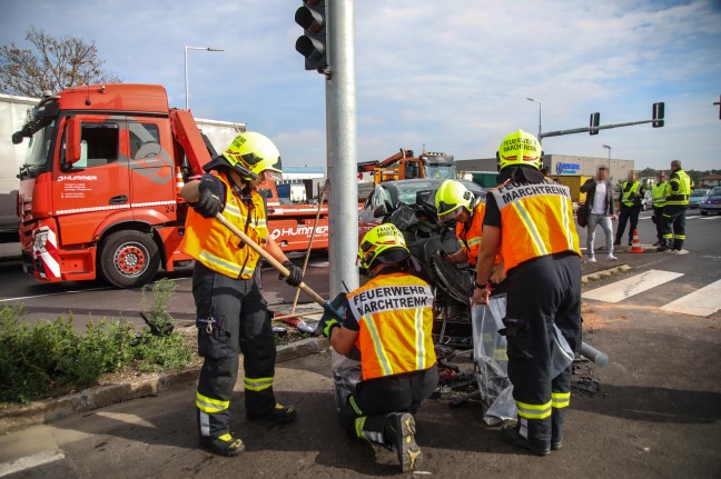 Auto bei Verkehrsunfall auf Wiener Stra�e in Marchtrenk gegen neue Verkehrsampel gekracht