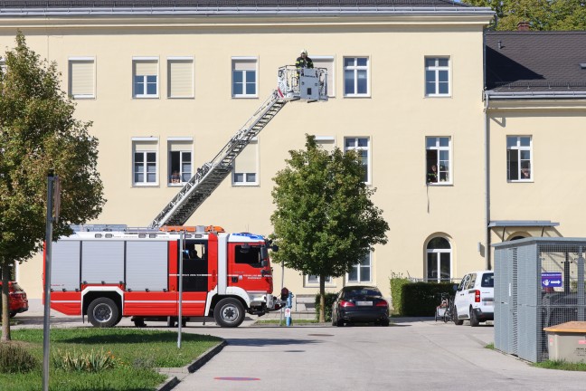 Brandverdacht: Piepsenden Rauchmelder in einer Wohnung in Wels-Lichtenegg und �bereifriger Hydrant