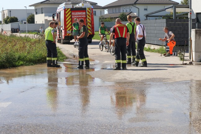 �berflutete Fahrbahn: Wasser sprudelte nach Rohrbruch aus Asphalt einer Stra�e in Gunskirchen