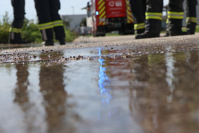 �berflutete Fahrbahn: Wasser sprudelte nach Rohrbruch aus Asphalt einer Stra�e in Gunskirchen