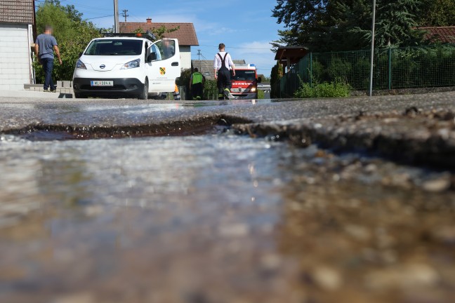 �berflutete Fahrbahn: Wasser sprudelte nach Rohrbruch aus Asphalt einer Stra�e in Gunskirchen