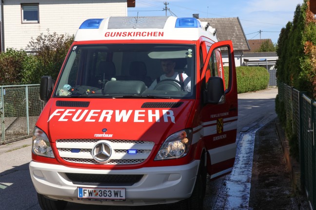 �berflutete Fahrbahn: Wasser sprudelte nach Rohrbruch aus Asphalt einer Stra�e in Gunskirchen