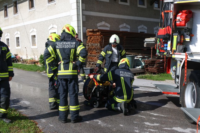 Zwei Feuerwehren bei Kleinbrand im Wohnzimmer eines Bauernhofes in Inzersdorf im Kremstal im Einsatz