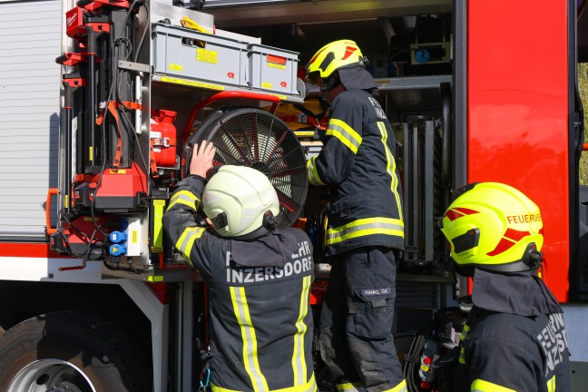 Zwei Feuerwehren bei Kleinbrand im Wohnzimmer eines Bauernhofes in Inzersdorf im Kremstal im Einsatz