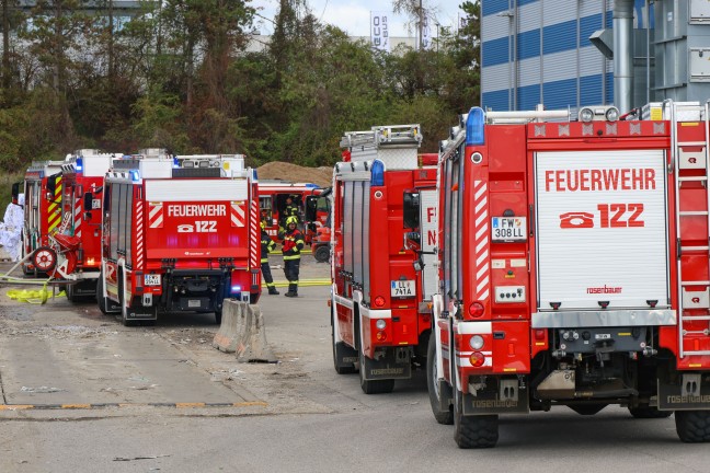 F�nf Feuerwehren bei Brand bei einem Entsorgungsunternehmen in H�rsching im Einsatz