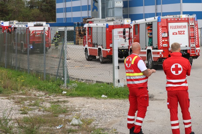 F�nf Feuerwehren bei Brand bei einem Entsorgungsunternehmen in H�rsching im Einsatz