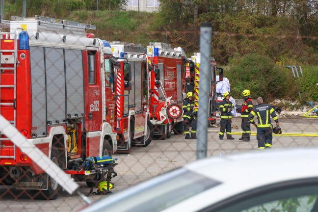 F�nf Feuerwehren bei Brand bei einem Entsorgungsunternehmen in H�rsching im Einsatz