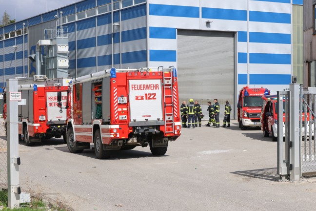 F�nf Feuerwehren bei Brand bei einem Entsorgungsunternehmen in H�rsching im Einsatz