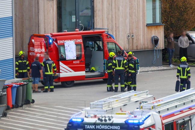 F�nf Feuerwehren bei Brand bei einem Entsorgungsunternehmen in H�rsching im Einsatz
