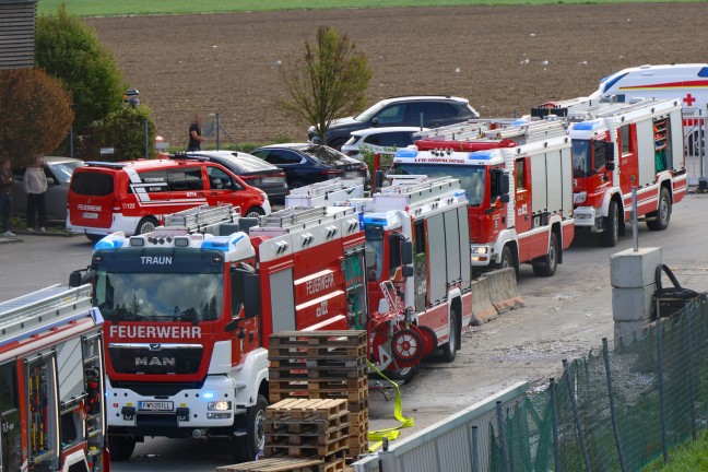 F�nf Feuerwehren bei Brand bei einem Entsorgungsunternehmen in H�rsching im Einsatz