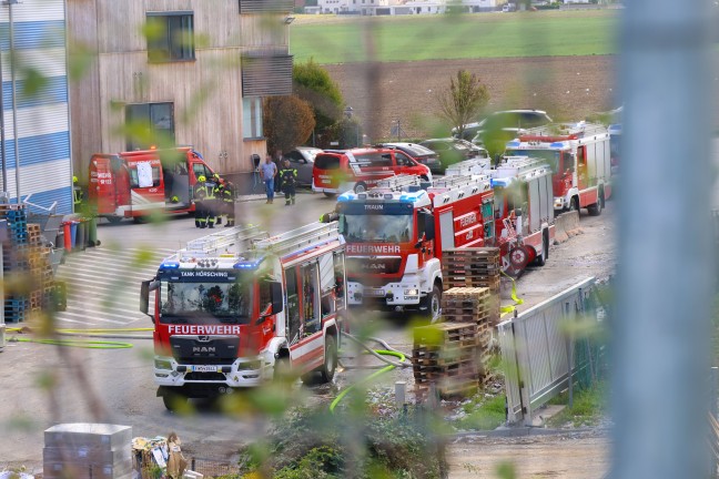 F�nf Feuerwehren bei Brand bei einem Entsorgungsunternehmen in H�rsching im Einsatz