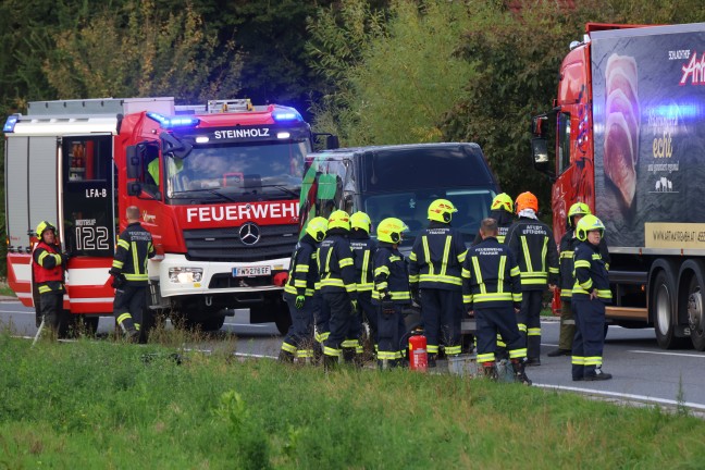 Transporter umgest�rzt: Crash zweier Kleintransporter auf Wallerner Stra�e bei Fraham