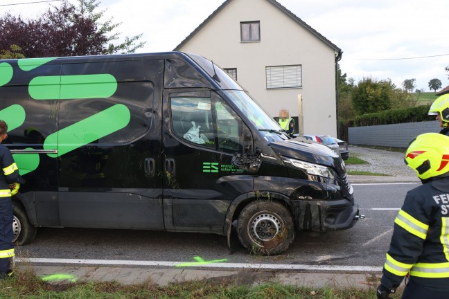 Transporter umgest�rzt: Crash zweier Kleintransporter auf Wallerner Stra�e bei Fraham