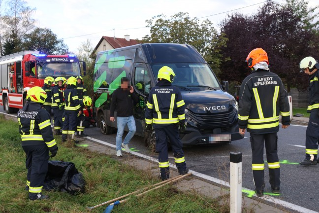 Transporter umgest�rzt: Crash zweier Kleintransporter auf Wallerner Stra�e bei Fraham