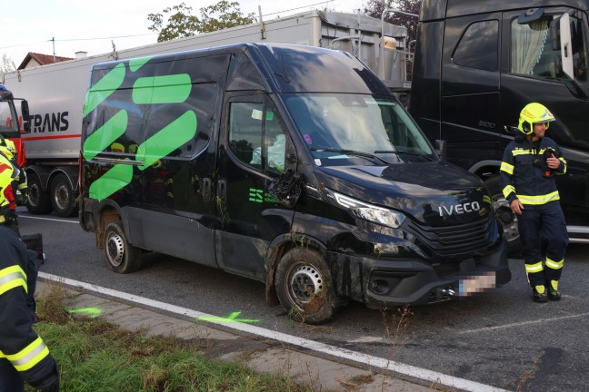 Transporter umgest�rzt: Crash zweier Kleintransporter auf Wallerner Stra�e bei Fraham