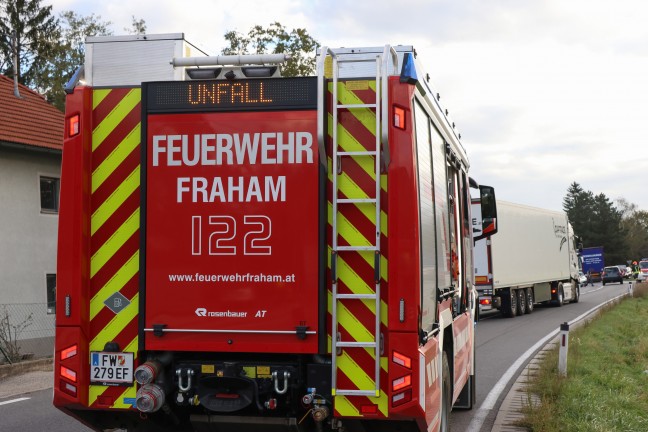 Transporter umgest�rzt: Crash zweier Kleintransporter auf Wallerner Stra�e bei Fraham