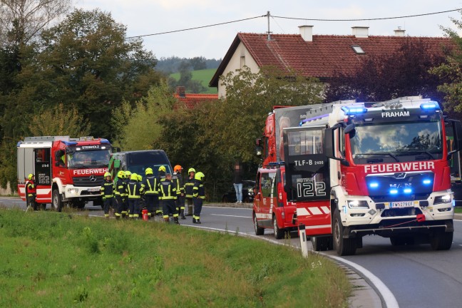 Transporter umgest�rzt: Crash zweier Kleintransporter auf Wallerner Stra�e bei Fraham