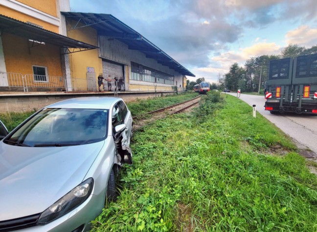 Verwirrung um Unfallstelle: Auto nach Unfall in Thalheim bei Wels auf Almtalbahn gelandet