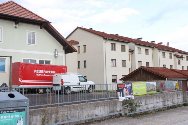 F�nf Feuerwehren bei Kleinbrand am Balkon eines Mehrparteienhauses in Ried im Traunkreis im Einsatz