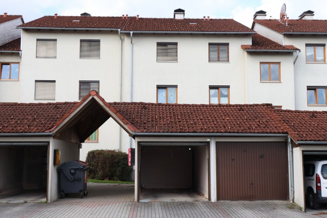 F�nf Feuerwehren bei Kleinbrand am Balkon eines Mehrparteienhauses in Ried im Traunkreis im Einsatz