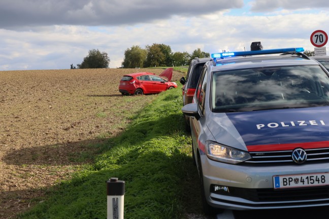 Auto �berschlagen: Einsatzkr�fte zu schwerem Verkehrsunfall nach Bad Wimsbach-Neydharting alarmiert