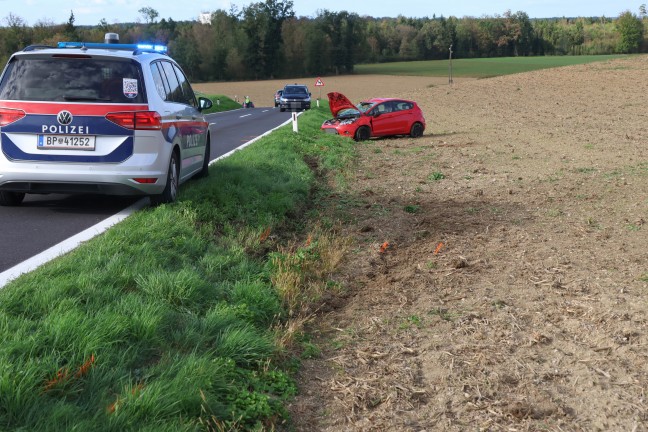 Auto �berschlagen: Einsatzkr�fte zu schwerem Verkehrsunfall nach Bad Wimsbach-Neydharting alarmiert