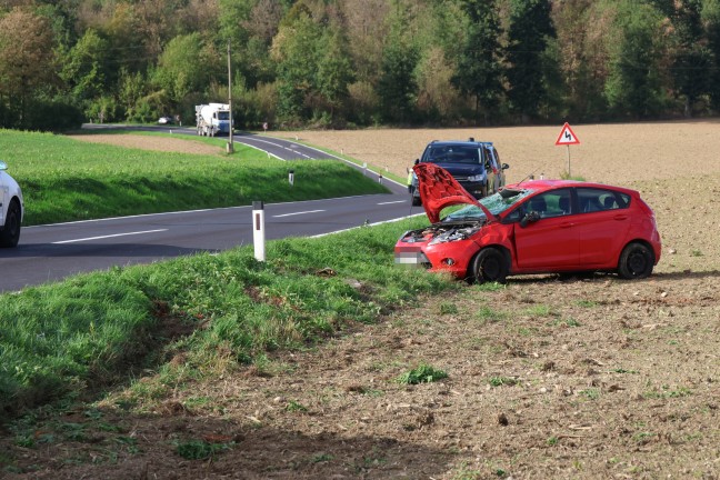 Auto �berschlagen: Einsatzkr�fte zu schwerem Verkehrsunfall nach Bad Wimsbach-Neydharting alarmiert