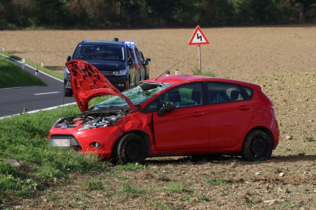 Auto �berschlagen: Einsatzkr�fte zu schwerem Verkehrsunfall nach Bad Wimsbach-Neydharting alarmiert