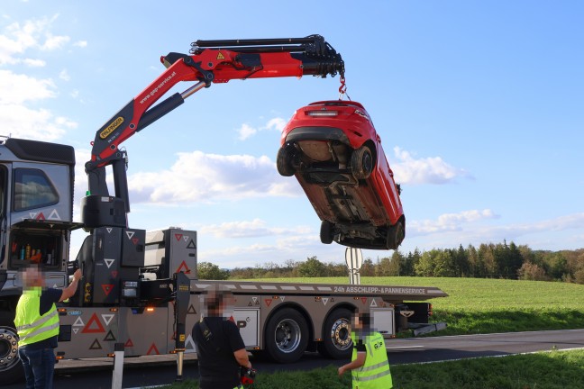 Auto �berschlagen: Einsatzkr�fte zu schwerem Verkehrsunfall nach Bad Wimsbach-Neydharting alarmiert