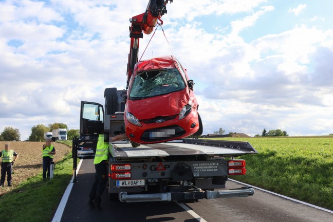 Auto �berschlagen: Einsatzkr�fte zu schwerem Verkehrsunfall nach Bad Wimsbach-Neydharting alarmiert