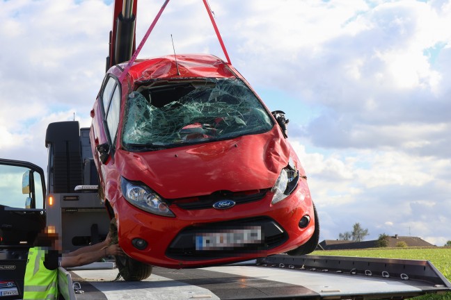 Auto �berschlagen: Einsatzkr�fte zu schwerem Verkehrsunfall nach Bad Wimsbach-Neydharting alarmiert