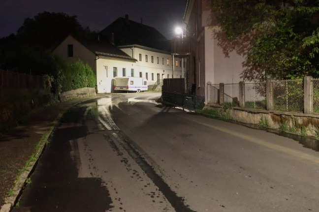Fahrzeugbrand: Vier Feuerwehren zu Brand eines ehemaligen Betriebsgeb�udes nach Sierning alarmiert