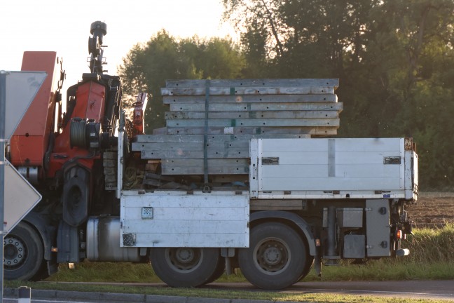 Verlorenes Ladegut: Meldung �ber vermeintlich schwerem Verkehrsunfall in H�rsching l�ste Einsatz aus