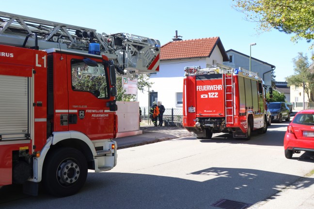 Feuerwehr bei Brandverdacht in einem Wohn- und Ordinationsgeb�ude in Wels-Pernau im Einsatz