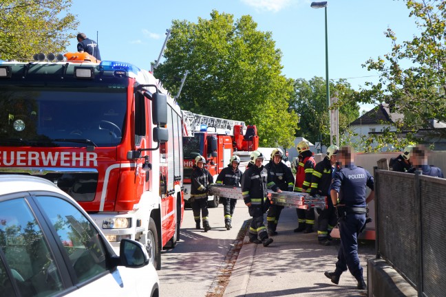 Feuerwehr bei Brandverdacht in einem Wohn- und Ordinationsgeb�ude in Wels-Pernau im Einsatz