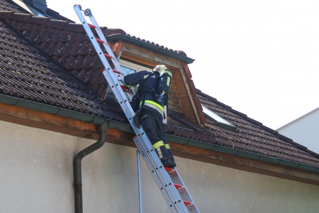 Feuerwehr bei Brandverdacht in einem Wohn- und Ordinationsgeb�ude in Wels-Pernau im Einsatz