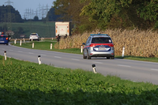 Aufr�umarbeiten nach Auffahrunfall auf Wiener Stra�e in Neukirchen bei Lambach