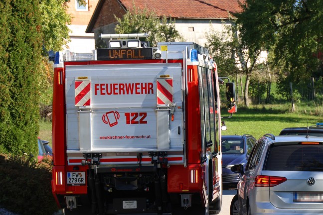 Personenrettung: Schwere Kollision zwischen Traktor und Auto in Eschenau im Hausruckkreis