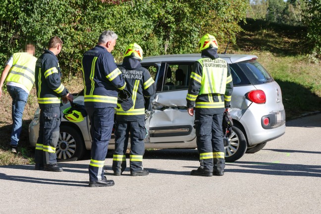 Personenrettung: Schwere Kollision zwischen Traktor und Auto in Eschenau im Hausruckkreis