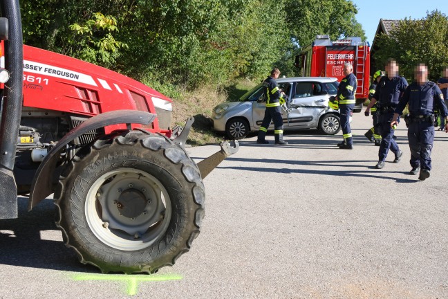 Personenrettung: Schwere Kollision zwischen Traktor und Auto in Eschenau im Hausruckkreis