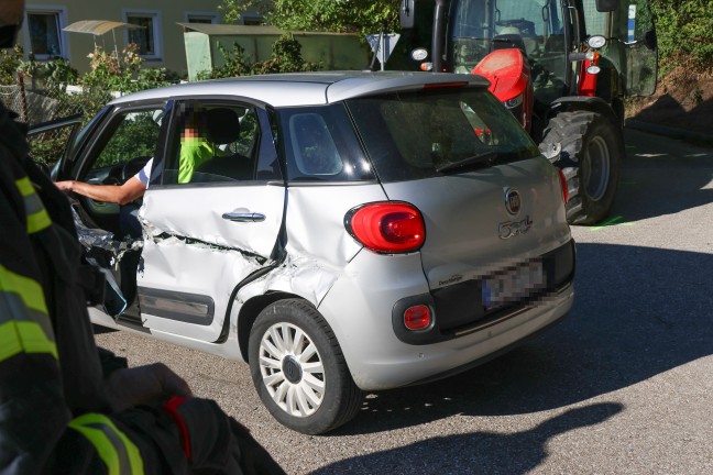 Personenrettung: Schwere Kollision zwischen Traktor und Auto in Eschenau im Hausruckkreis