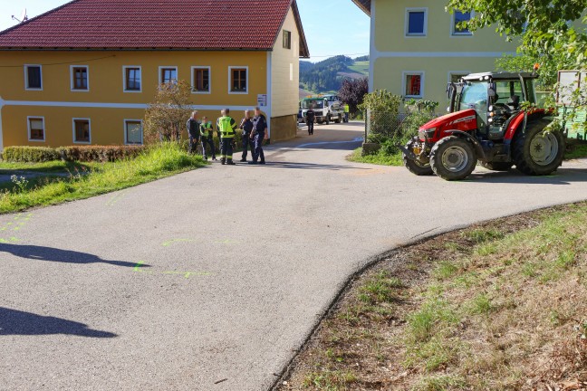 Personenrettung: Schwere Kollision zwischen Traktor und Auto in Eschenau im Hausruckkreis