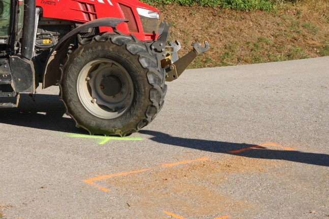 Personenrettung: Schwere Kollision zwischen Traktor und Auto in Eschenau im Hausruckkreis