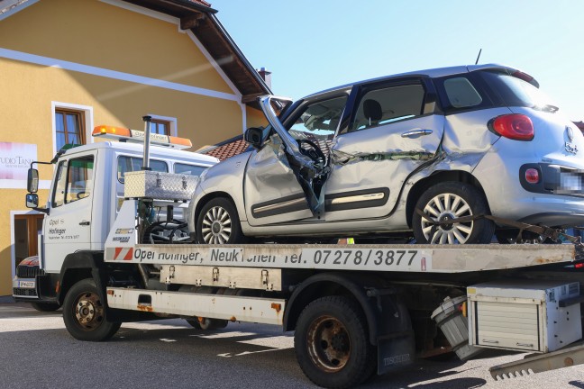 Personenrettung: Schwere Kollision zwischen Traktor und Auto in Eschenau im Hausruckkreis