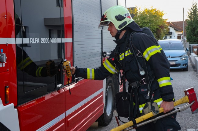 Revisionst�rchen offen: Feuerwehr bei gemeldetem Gasgeruch in Wels-Pernau im Einsatz