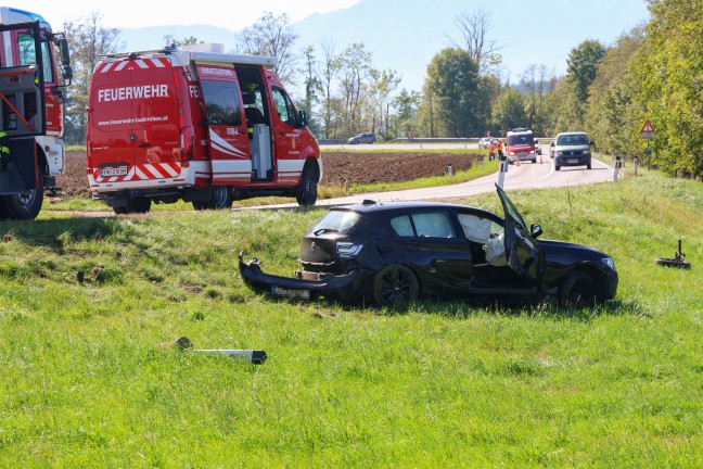 Drei Verletzte bei schwerem Crash zwischen zwei PKW auf Gmundener Stra�e in Laakirchen